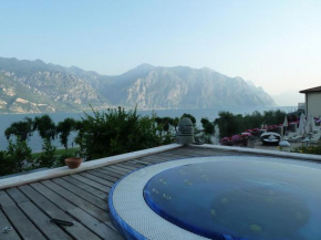 Гостиница Villa Treccani Apartments  Мальчезине